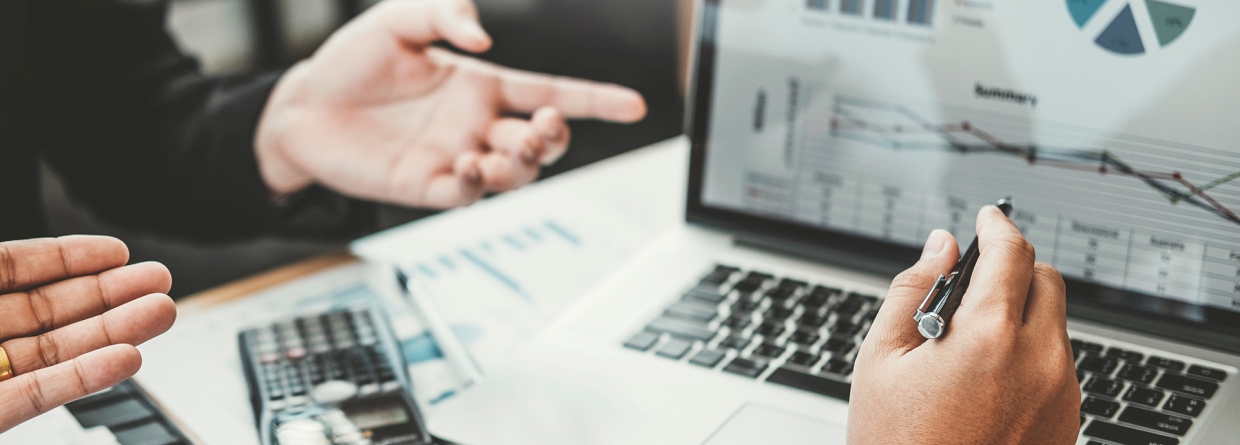 Belegginen; twee mensen achter een laptop braistormen over aanpak